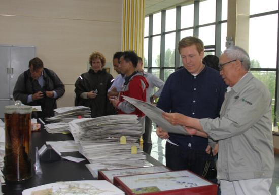 科学家考察团参观沙漠种质资源标本展示