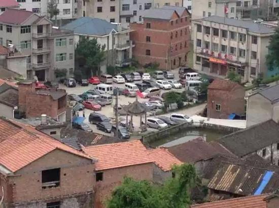 平常没啥外人的村里，停满了外来的车