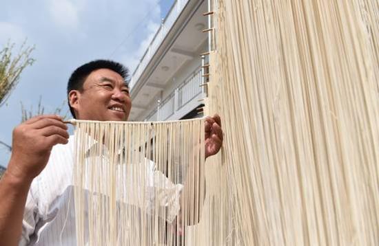 徐师龙带领村“两委”打造了当地“手工挂面一条街”