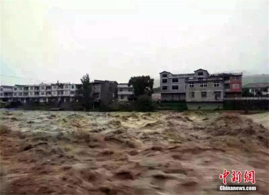 图为强降雨导致蕲春县发生洪涝灾害。 钟欣 摄
