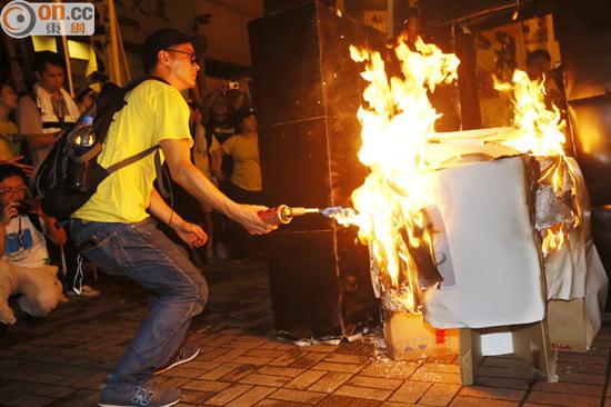 2014年，“热血公民”街头焚烧立法会模型，一度与警方发生推撞