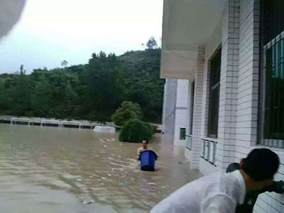 暴雨导致重庆酉阳县铜鼓中学被淹