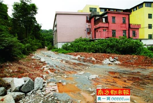   村民修建的路。 