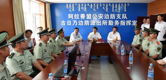 6月17日至21日，中共中央政治局委员、中央政法委书记孟建柱在内蒙古调研。图为6月18日，孟建柱来到额济纳旗古日乃公安边防派出所与官兵座谈 郝帆 摄