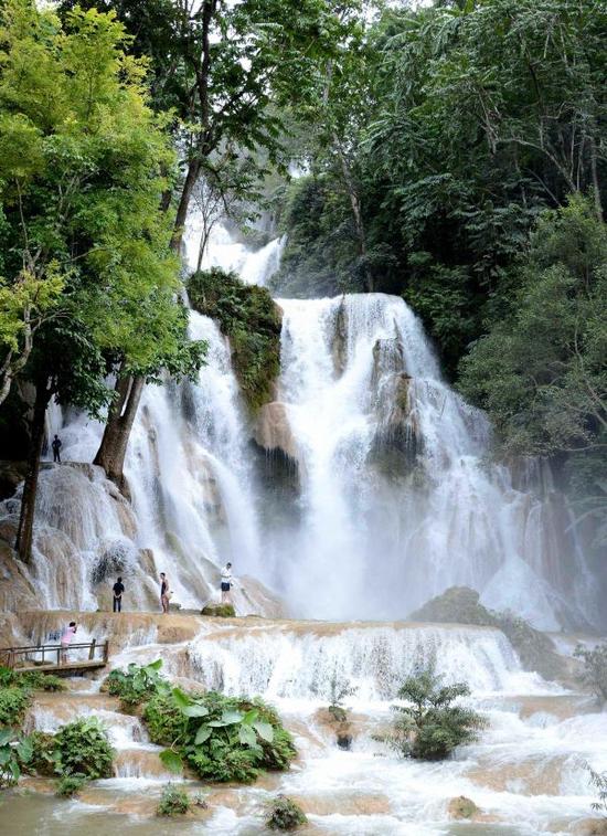 8月23日，在老挝琅勃拉邦，游客近距离观赏光西瀑布。新华社记者 荣忠霞 摄