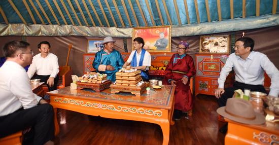 6月17日至21日，中共中央政治局委员、中央政法委书记孟建柱在内蒙古调研。图为6月18日，孟建柱来到额济纳旗东风镇额肯查干嘎查看望当地牧民一家 郝帆 摄