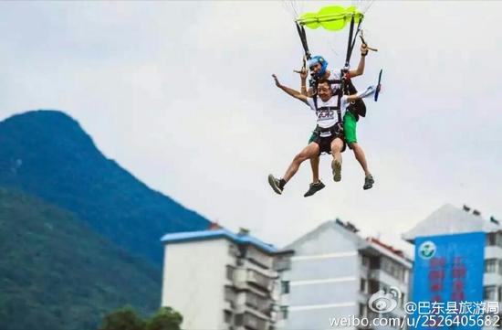 全国优秀县委书记宣传旅游直播3千米高空跳伞(图) 3