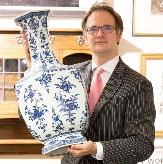 拍卖商 Charles Hanson估计瓷瓶可卖100万英镑。（图片来源：镜报）