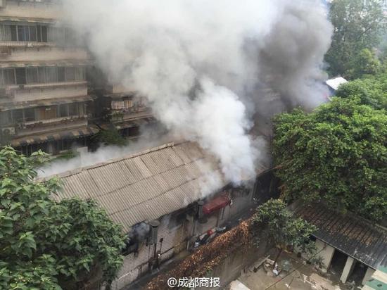 成都下莲池发生火灾 现场浓烟滚滚传出爆炸声