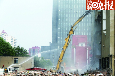  昨天工人正在拆除中科院原子能楼摄/记者 杨益
