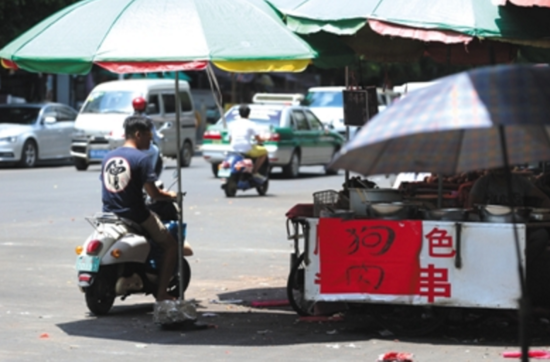昨日,广西玉林,民主中路,路边有不少卖狗肉的摊位