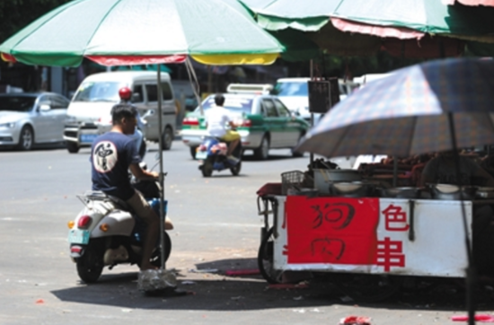 昨日，广西玉林，民主中路，路边有不少卖狗肉的摊位