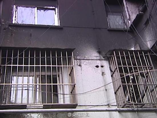 居民楼突发生火灾 男子挨户敲门叫醒18户居民