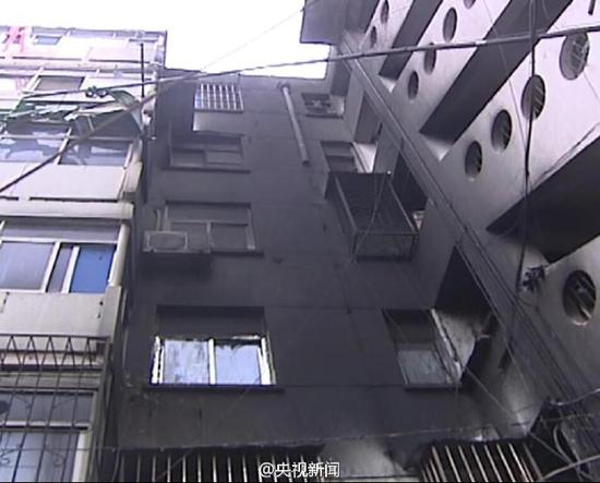 居民楼突发生火灾 男子挨户敲门叫醒18户居民