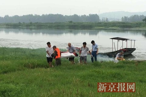 今早7时许,曾国义遗体被打捞上岸。受访者供图