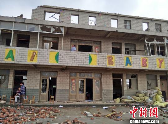 记者在计桥幼儿园现场看到，该园除了3层楼房未倒塌，其余的几间平房和围墙都已成废墟。 顾名筛 摄
