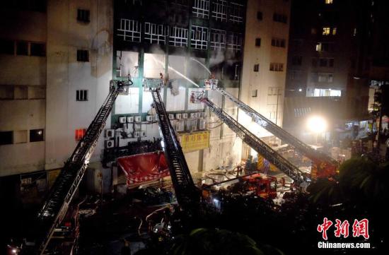 6月24日凌晨1时，香港九龙淘大工业村一迷你仓库火灾现场。本次火灾焚烧超过60小时仍未扑灭，已有两名消防员在火灾中殉职。中新社记者 张宇 摄