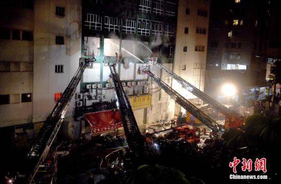 6月24日凌晨1时,香港九龙淘大工业村一迷你仓库火灾现场。本次火灾焚烧超过60小时仍未扑灭,已有两名消防员在火灾中殉职。中新社 张宇 摄