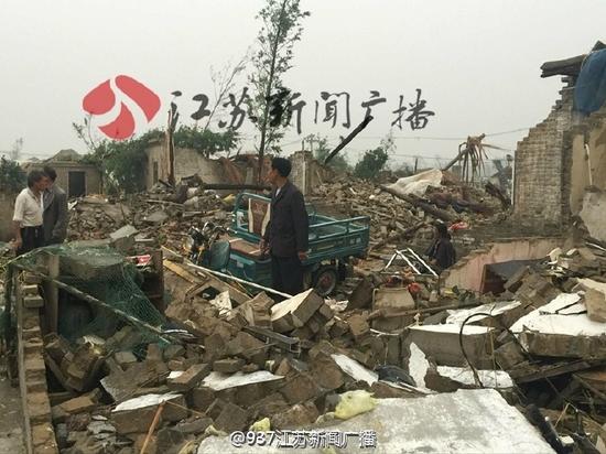 江苏盐城遭暴雨龙卷风袭击