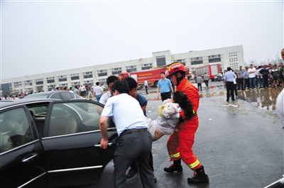 盐城消防支队官兵在阜宁县开发区抢救伤者。
