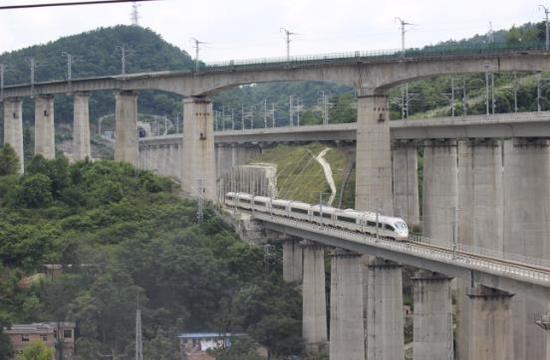 6月21日，穿行在五洞五桥之间的高铁列车