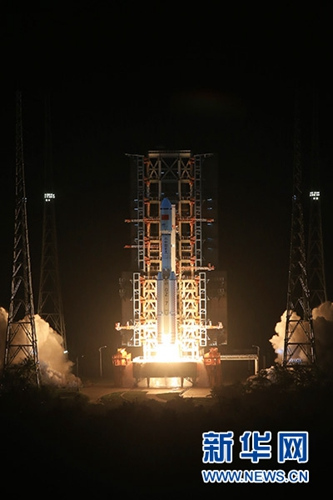 6月25日晚，我国新一代运载火箭长征七号在海南文昌航天发射场点火升空。 新华社记者李刚摄