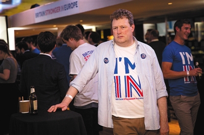 24日，英国伦敦，“留欧”支持者听到公投结果后难掩失落。