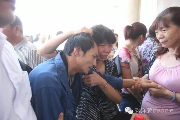 薛金林的丈夫在殡仪馆外痛哭。新京报记者王贵彬 摄