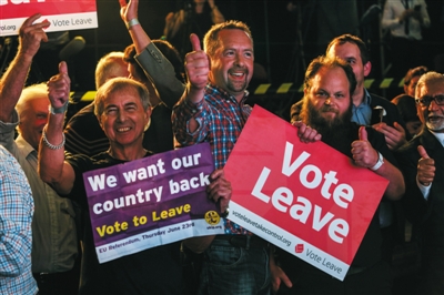 24日，英国伦敦，“脱欧”支持者听到公投结果后欢呼庆祝。