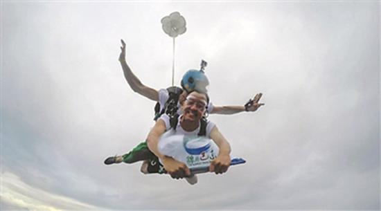 陈行甲从3000米高空跳伞为巴东县旅游代言。