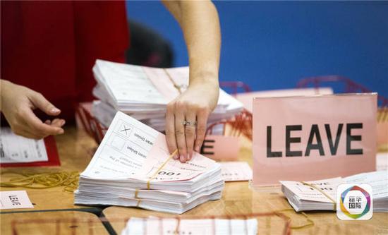 6月23日，一名计票员在英国北爱尔兰的贝尔法斯特统计“脱欧”公投的选票。