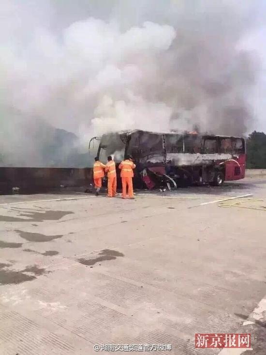 湖南起火大巴驾驶员持A1A2证 已被警方控制
