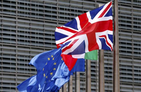 在欧盟总部，英国的旗帜仍在迎风飘扬。