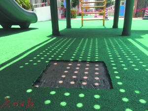 　　幼儿园娱乐区一块面积约0.3平方米大小的塑胶地板被取走送检。