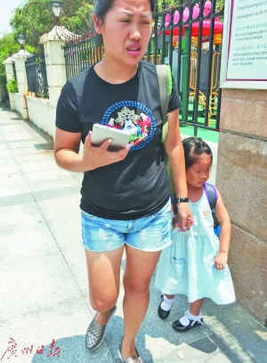 因为孩子最近咳嗽,一位女士来幼儿园接孩子去看病。