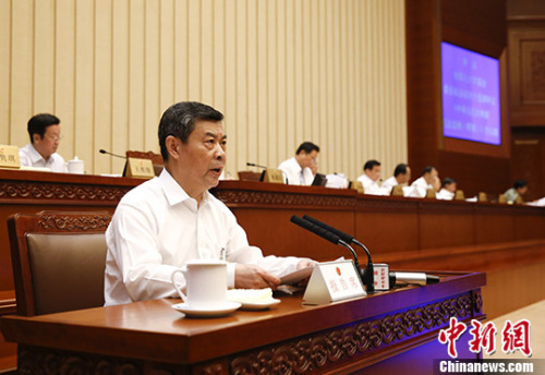 6月27日,十二届全国人大常委会第二十一次会议在北京开幕,全国人大常委会委员长会议提出了关于提请审议民法总则草案的议案。受委员长会议委托,全国人大常委会法制工作委员会主任李适时作了说明。 中新社记者 杜洋 摄