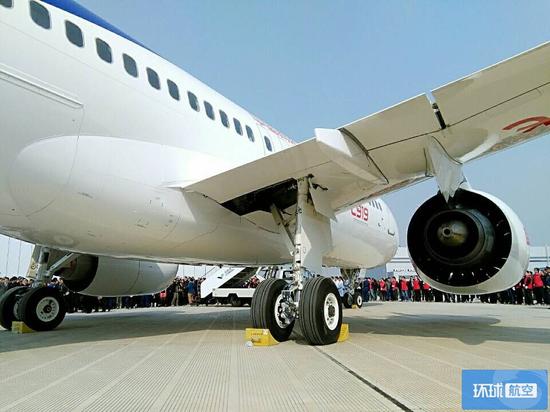 2015年11月2日，上海，中国商飞举行国产C919大飞机下线盛大仪式，这一历史性突破正式宣告中国可以自主生产大型客机，标志着中国高端装备制造发展到一个全新高度。（摄影：张加军）