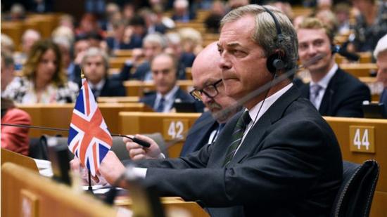 脱欧派核心人物英国独立党领袖法拉奇在辩论时被人嘲讽。
