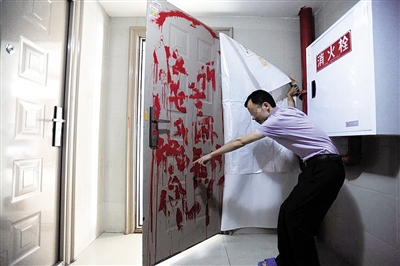 南岸区香弥山2号，林先生家的大门上被人用红色油漆写下恐吓的话。 记者 李化 摄