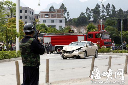 男子躲在车内，与警方对峙（资料图）