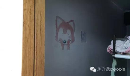 徐彤在卧室画的画。新京报记者李兴丽_摄