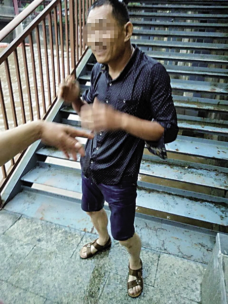 获救男子 通讯员 杨键华 记者 蒋雨龙 摄