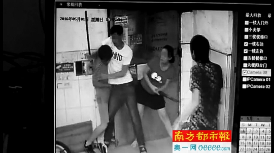 禅城区张槎街道村尾村一出租楼，张先生两公婆与入室盗窃的两男子搏斗。视频截图
