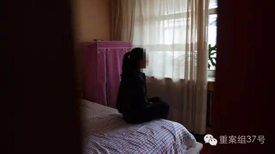月27日下午,一名名被性侵女生坐在家中。 新京报记者 曹晓波 摄