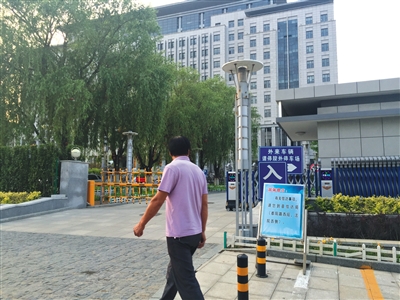青龙县政府。2015年7月3日,岚皋县农民工在此聚众讨薪。