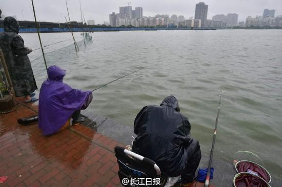 不少武汉市民“苦中作乐”,在湖边垂钓。