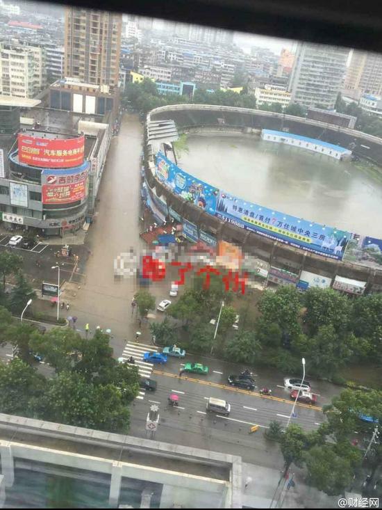 暴雨灌满体育场图片_WWW.66152.COM