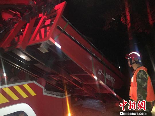 消防官兵已抵达溃堤现场,正利用冲锋舟下水救援作业 张芹 摄