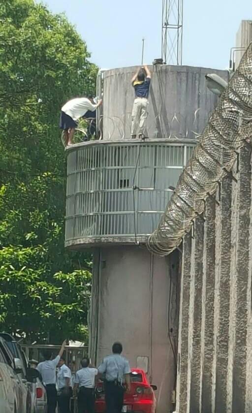 桃园监狱有受刑罪犯企图越狱，卡在高墙上。（图片来自台媒）