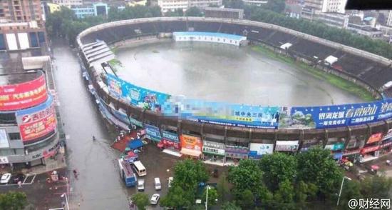 湖北一体育场被暴雨“灌满”